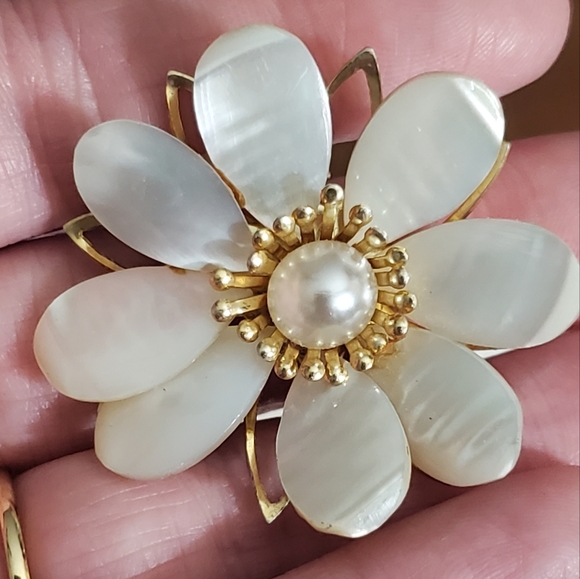Vintage Jewelry - Mother of pearl 50's brooch pin flower shell gold
